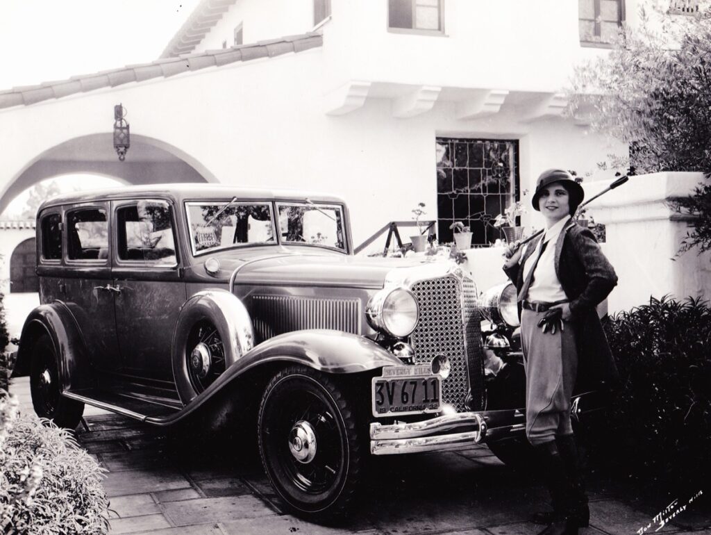 Claire-Mackinnon-and-car.-e1659401220469