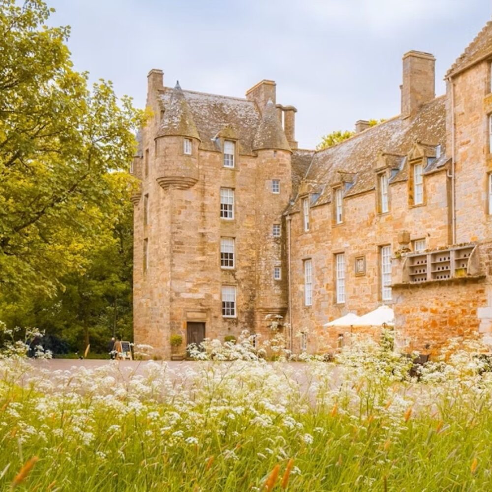 Kellie_Castle_courtyard_in_front_castle_edit_0723